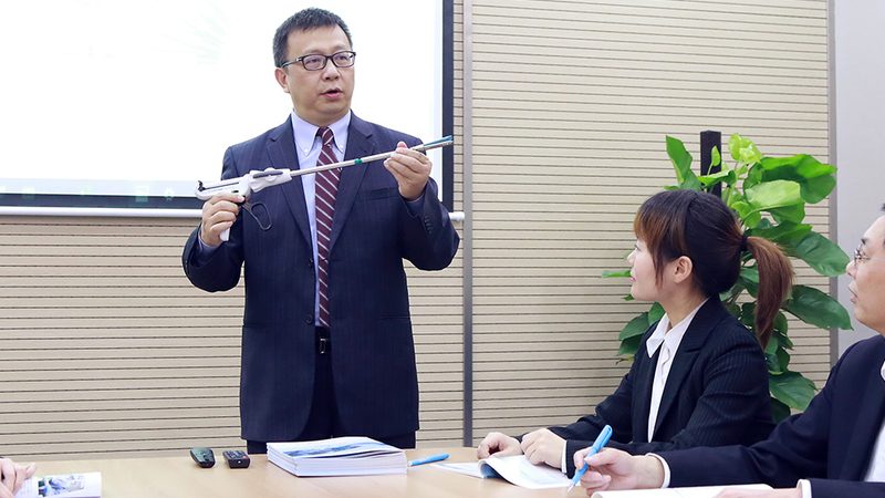 在电工培训中，理论课与实操课的时间分配应遵循以下原则：
